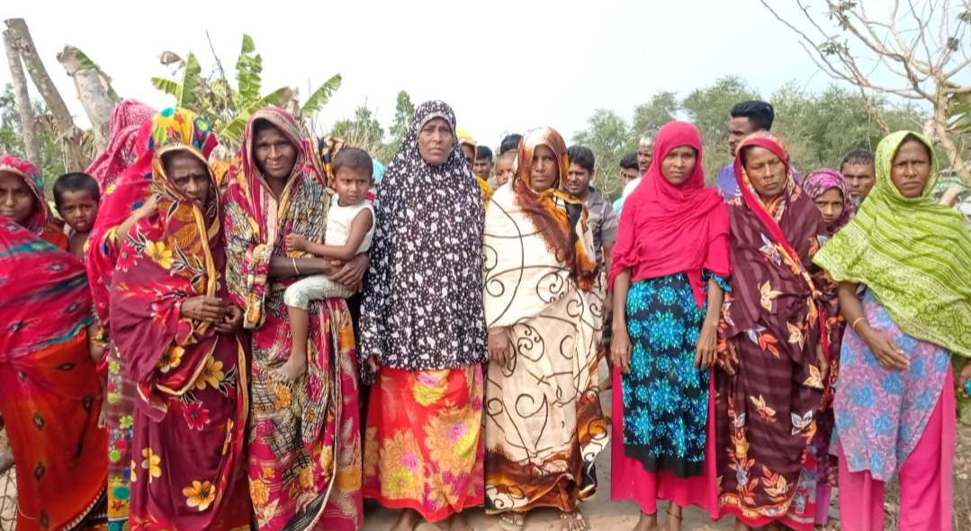‎চরফ্যাশনে জাহাঙ্গীর বাহিনীর অত্যাচারের প্রতিবাদে নারী-পুরুষের বিক্ষোভ