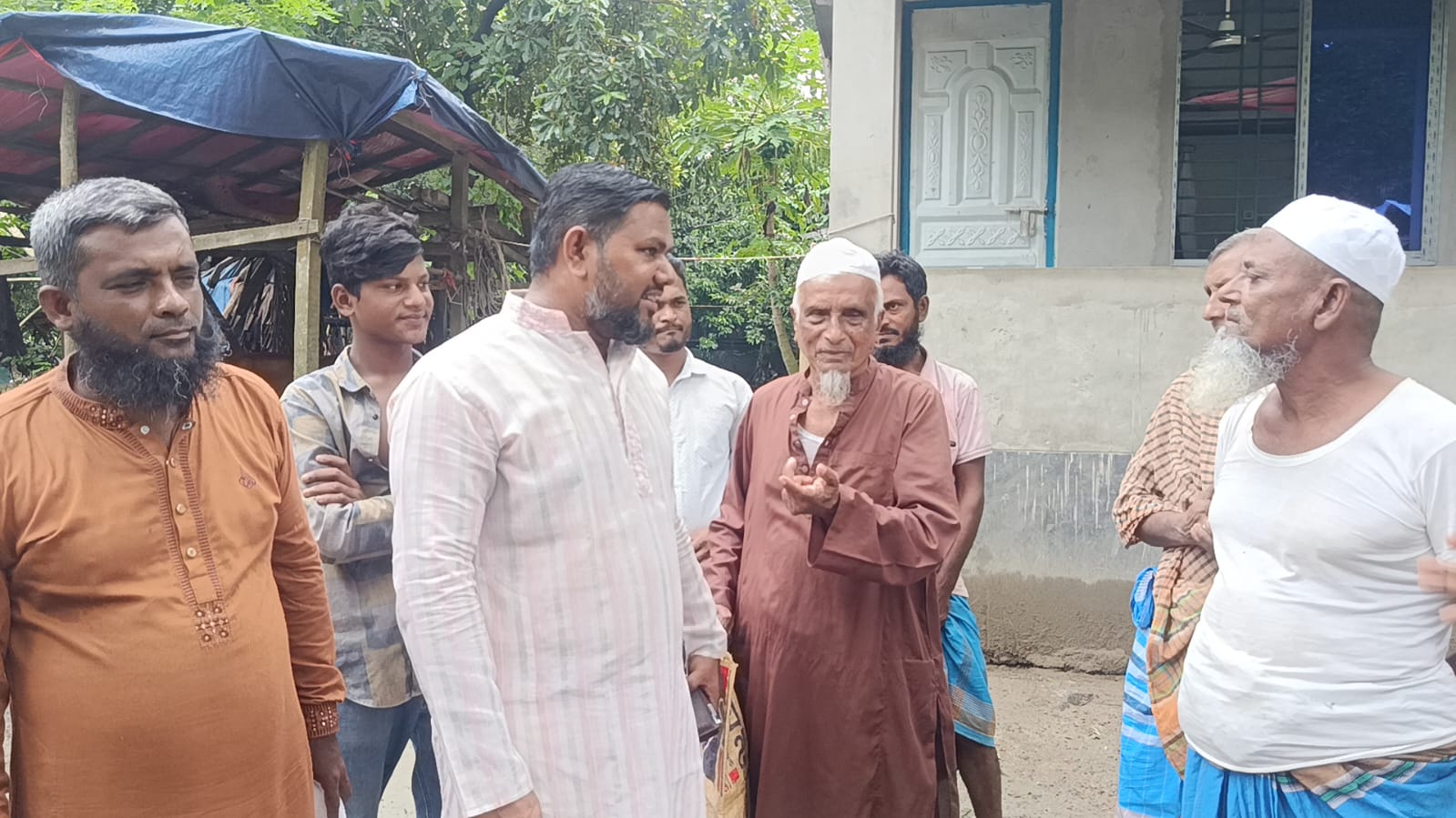 সংবাদ প্রকাশের পর স্পিকারের নির্দেশ, কাঁচা রাস্তা পরিদর্শনে মেহেদী হাসান সুজন